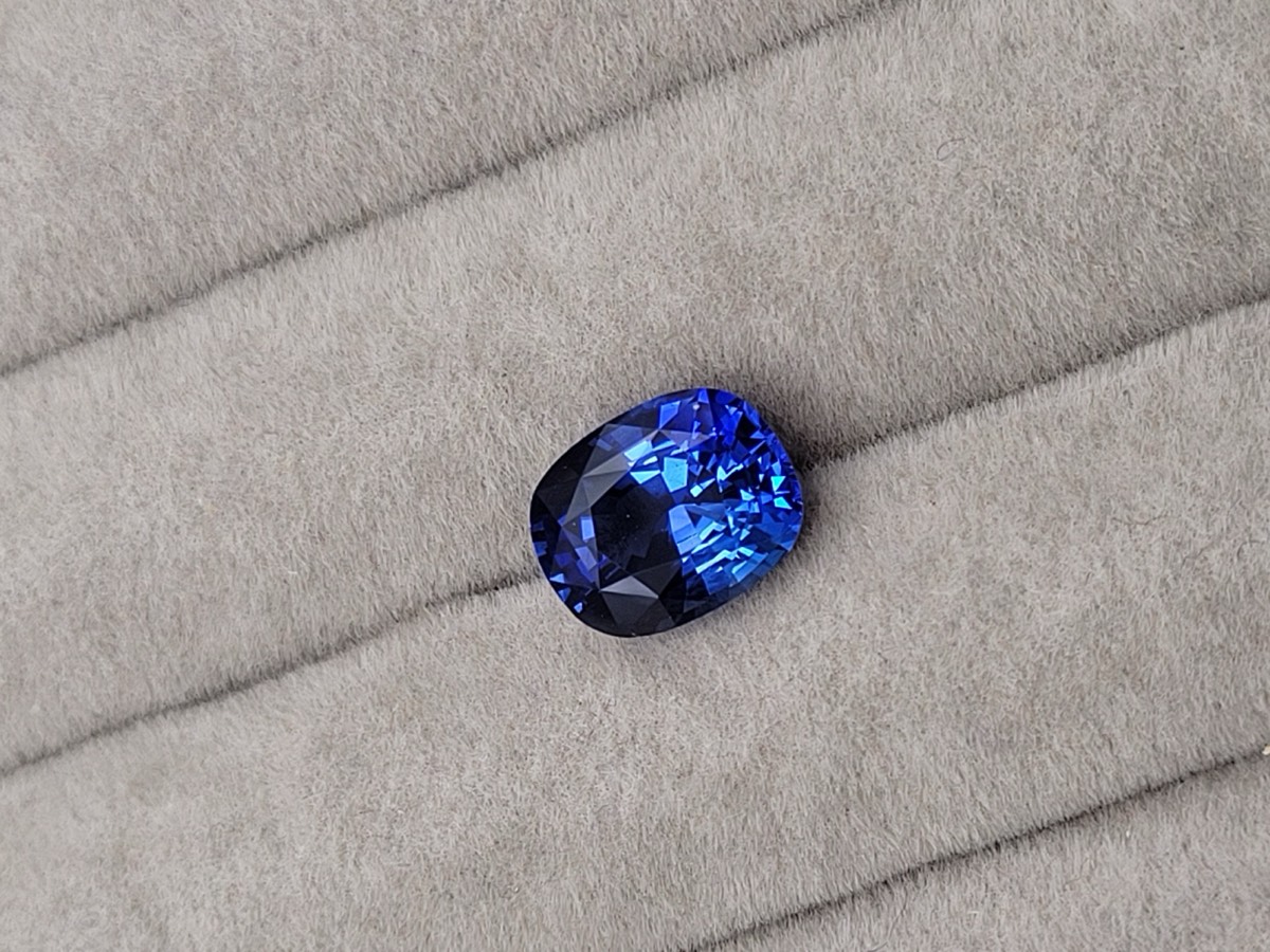 HR16 — 5.35 carat cushion-cut blue sapphire from Sri Lanka