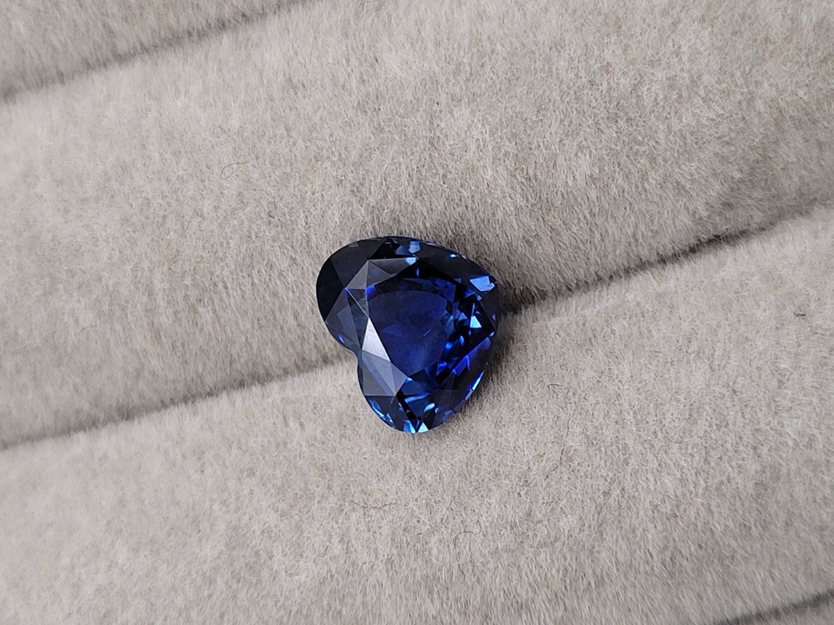 HR18 — 3.10 carat heart-cut blue sapphire from Sri Lanka