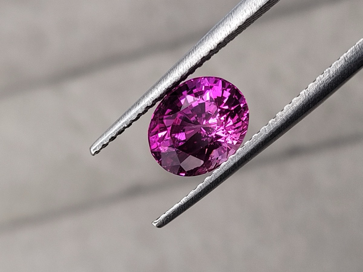 HR19 — 2.55 carat oval-cut pink sapphire from Sri Lanka