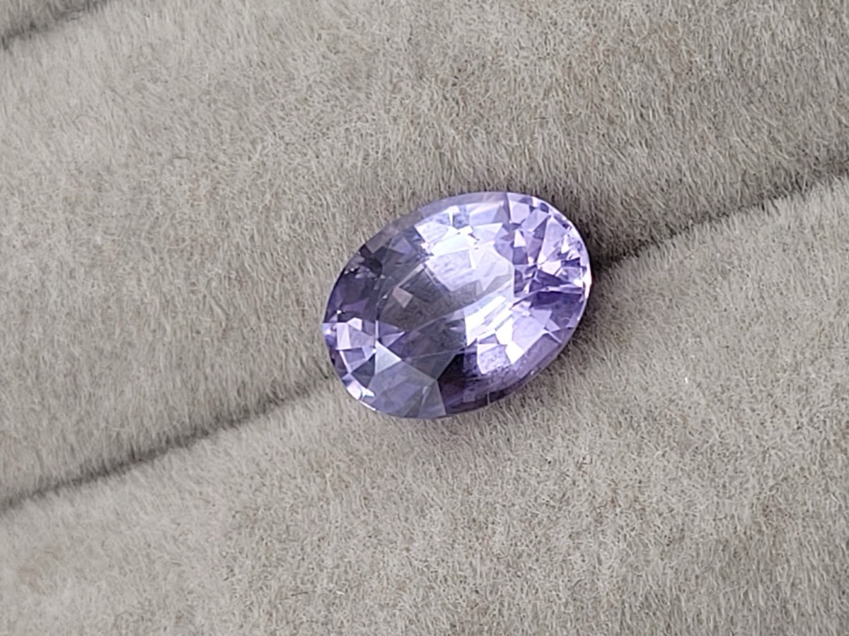 HR20 — 3.02 carat oval-cut violet sapphire from Sri Lanka