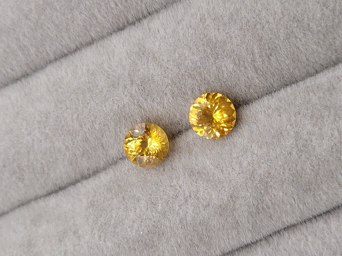 HR22 — 2.05 carat round-cut yellow sapphire from Sri Lanka