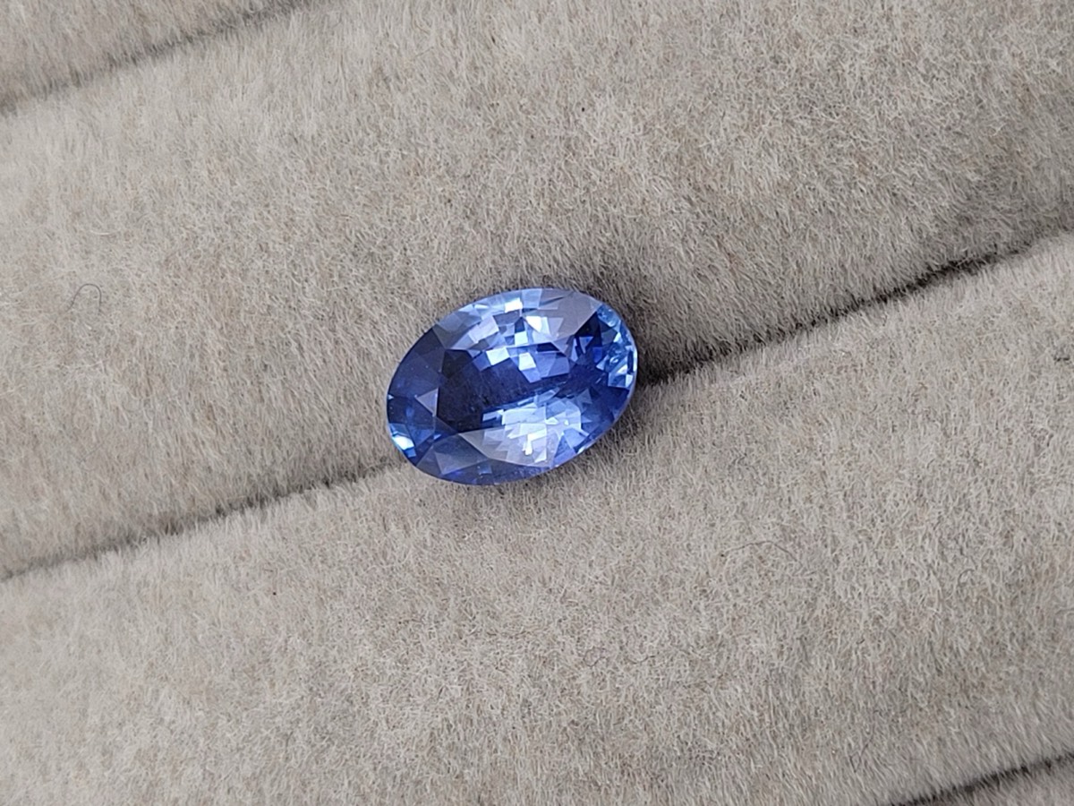 HR25 — 2.15 carat oval-cut blue sapphire from Sri Lanka