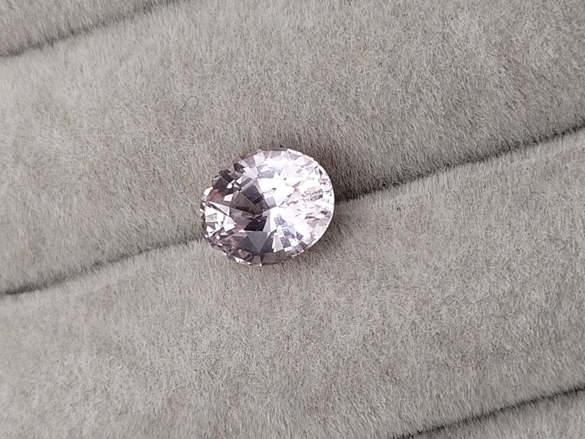 HR26 — 3.30 carat oval-cut pink sapphire from Sri Lanka